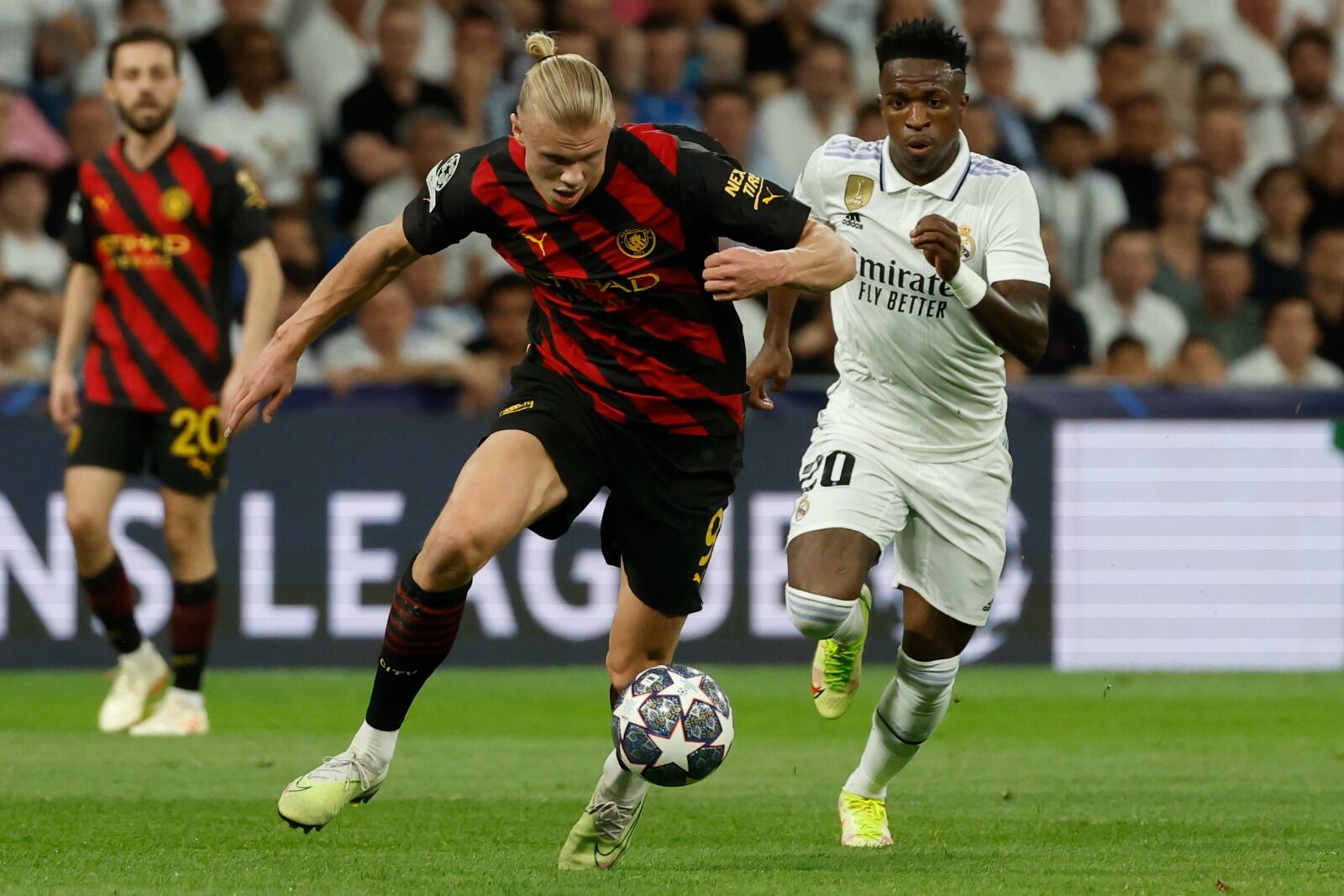 El noruego Haaland domina la pelota.