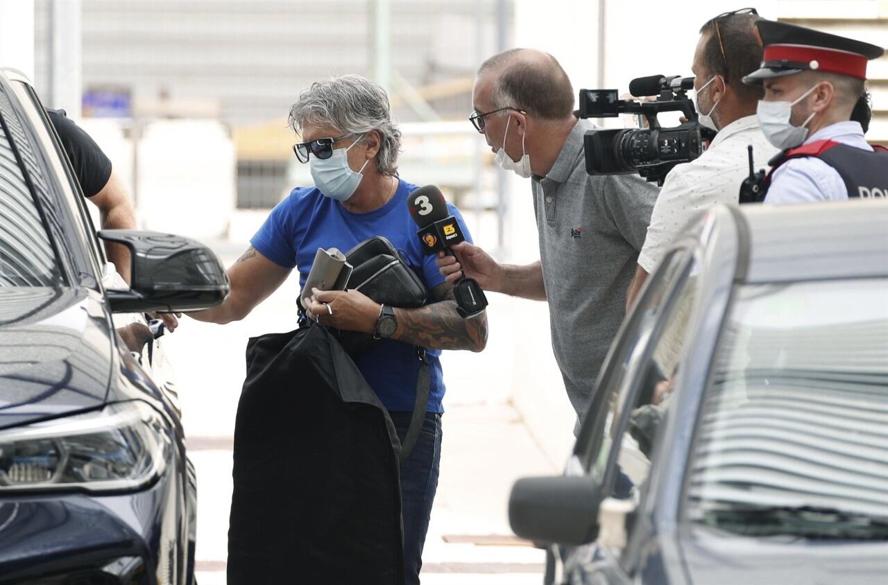 Jorge Messi tuvo un breve diálogo con la prensa en el aeropuerto de Barcelona.
