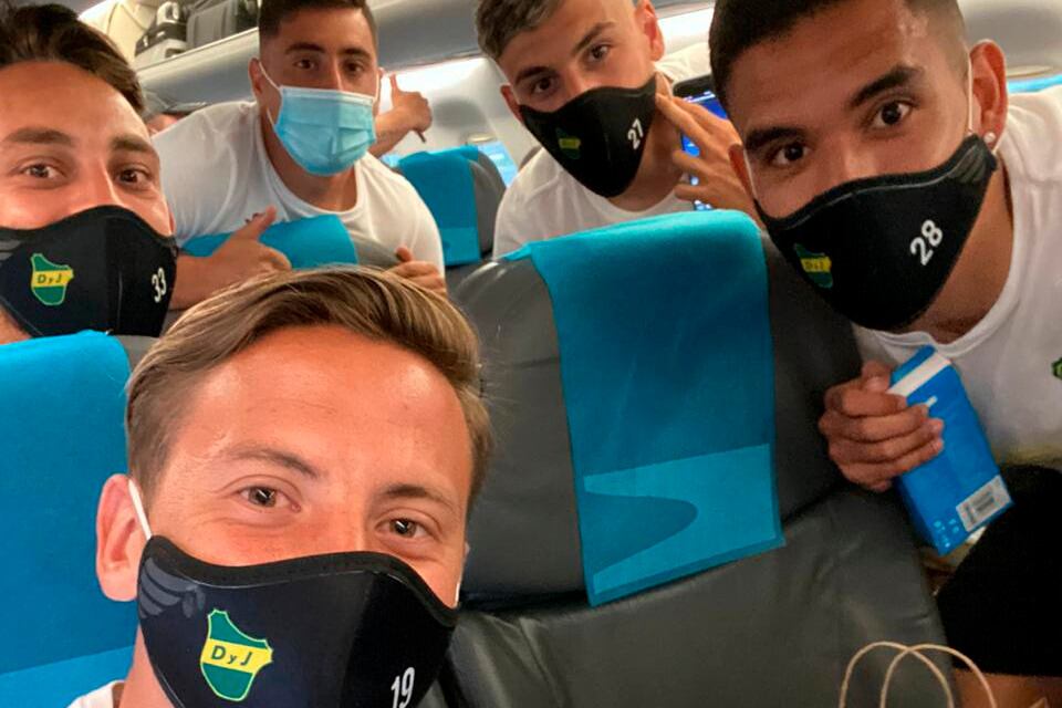 Toda la ilusión del plantel de Defensa y Justicia viaja en avión.