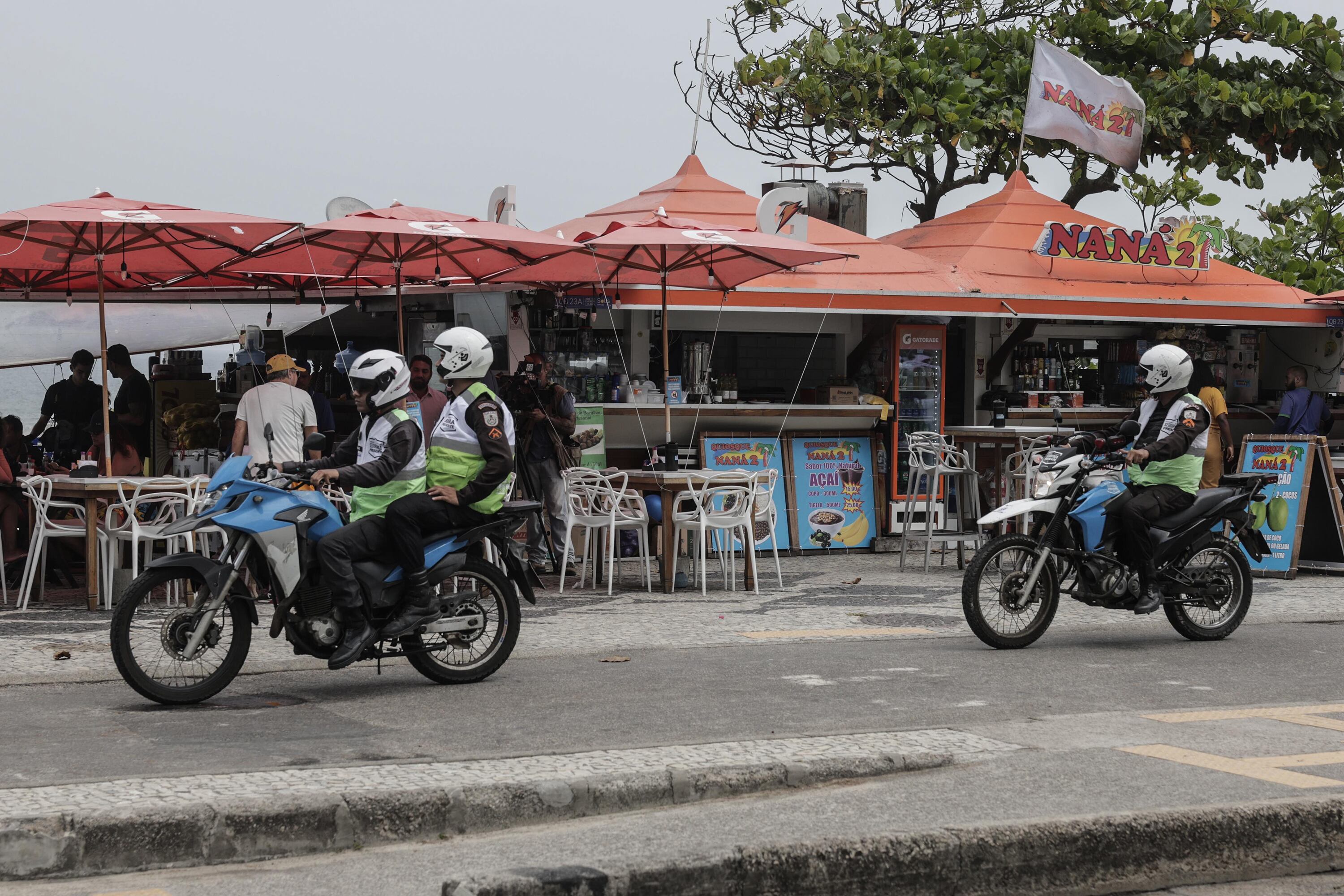 Policías patrullan la zona en que mataron a los tres médicos en Río de Janeiro.