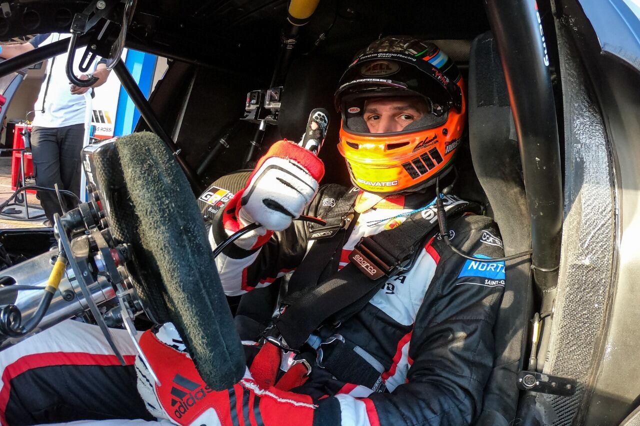 Rossi saluda luego de la jornada en Goiania.