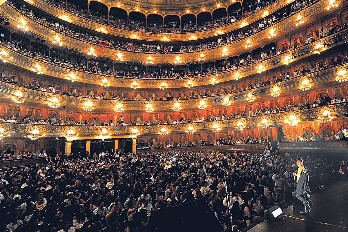 “Salvajes de traje me quieren educar”, cantaron los Babasónicos en el escenario del Colón.