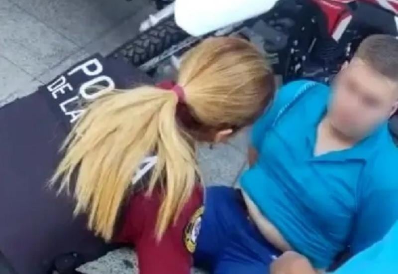 El ataque contra la mujer ocurrió cuando bajaba de un taxi junto a otros tres compañeros suyos en el Curso de Formación Profesional Básica para Agente de la Policía Federal (PFA).