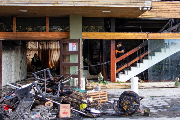 Nueve personas siguen en terapia intensiva tras el incendio en el edificio Bariloche Center. Imagen: Télam