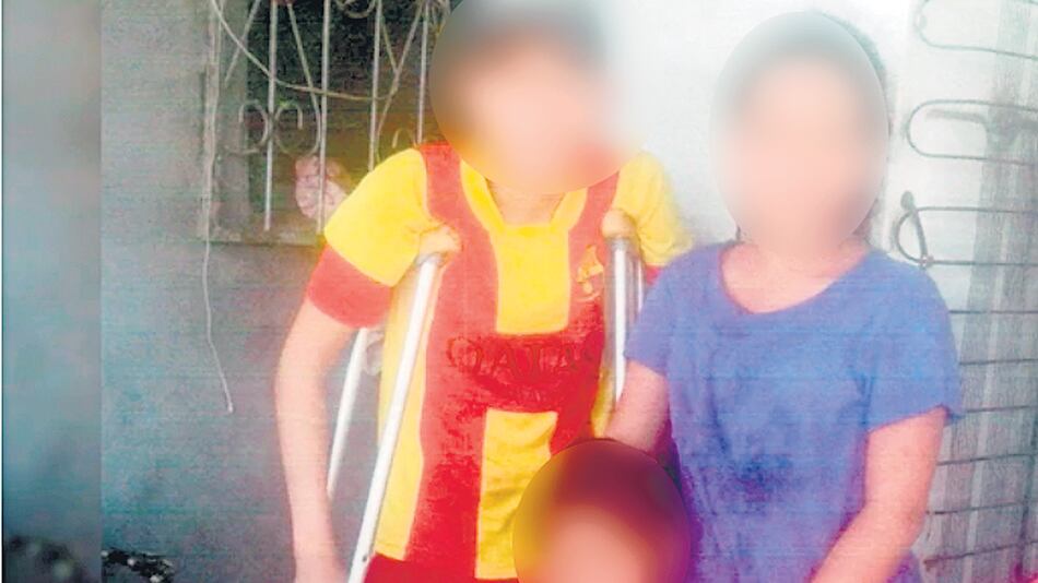 Claudia y su hijo de 13 años, cuando aún no le habían diagnosticado el tumor en la pierna.