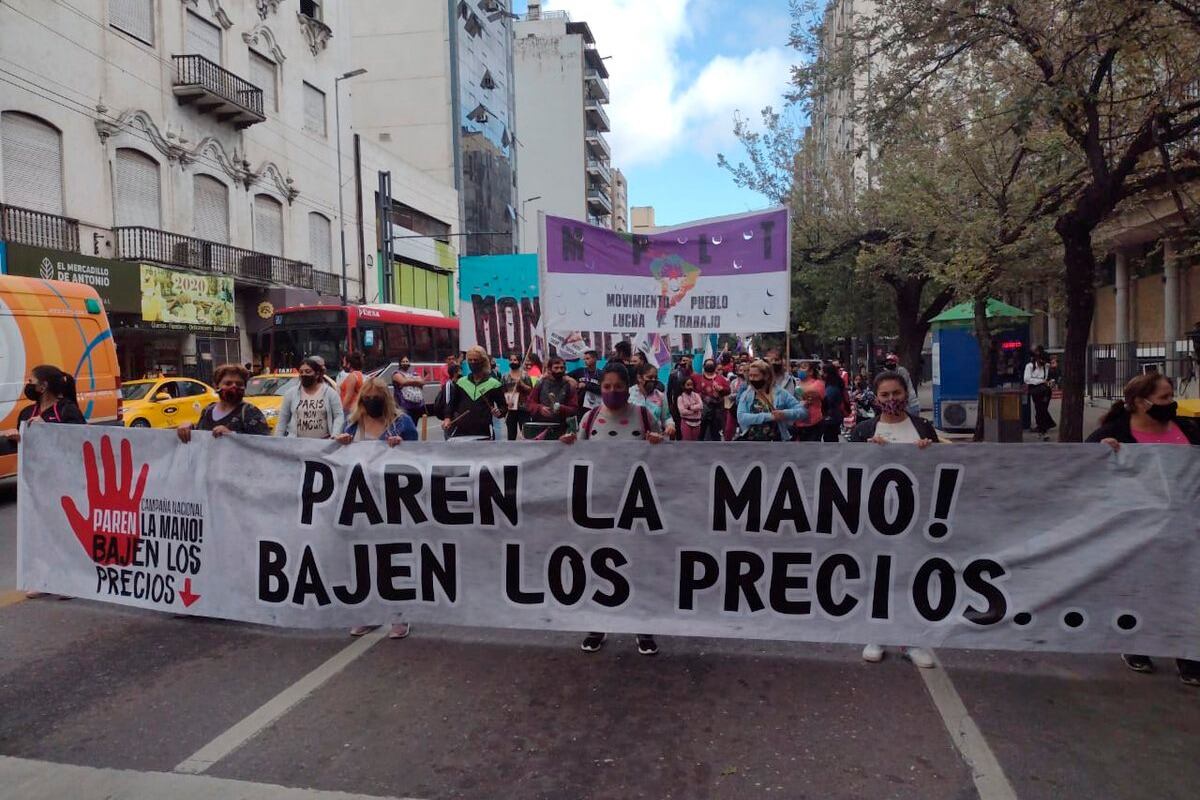 Ante la suba en los precios de los alimentos, los movimientos sociales se movilizaron a la puerta de las grandes cadenas de supermercados.