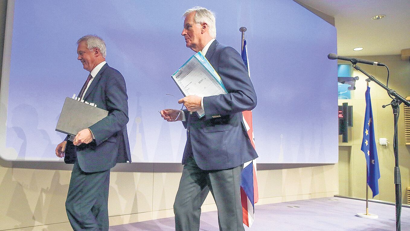 El encuentro entre el ministro para el Brexit, David Davis, y el negociador comunitario, Michel Barnier.
