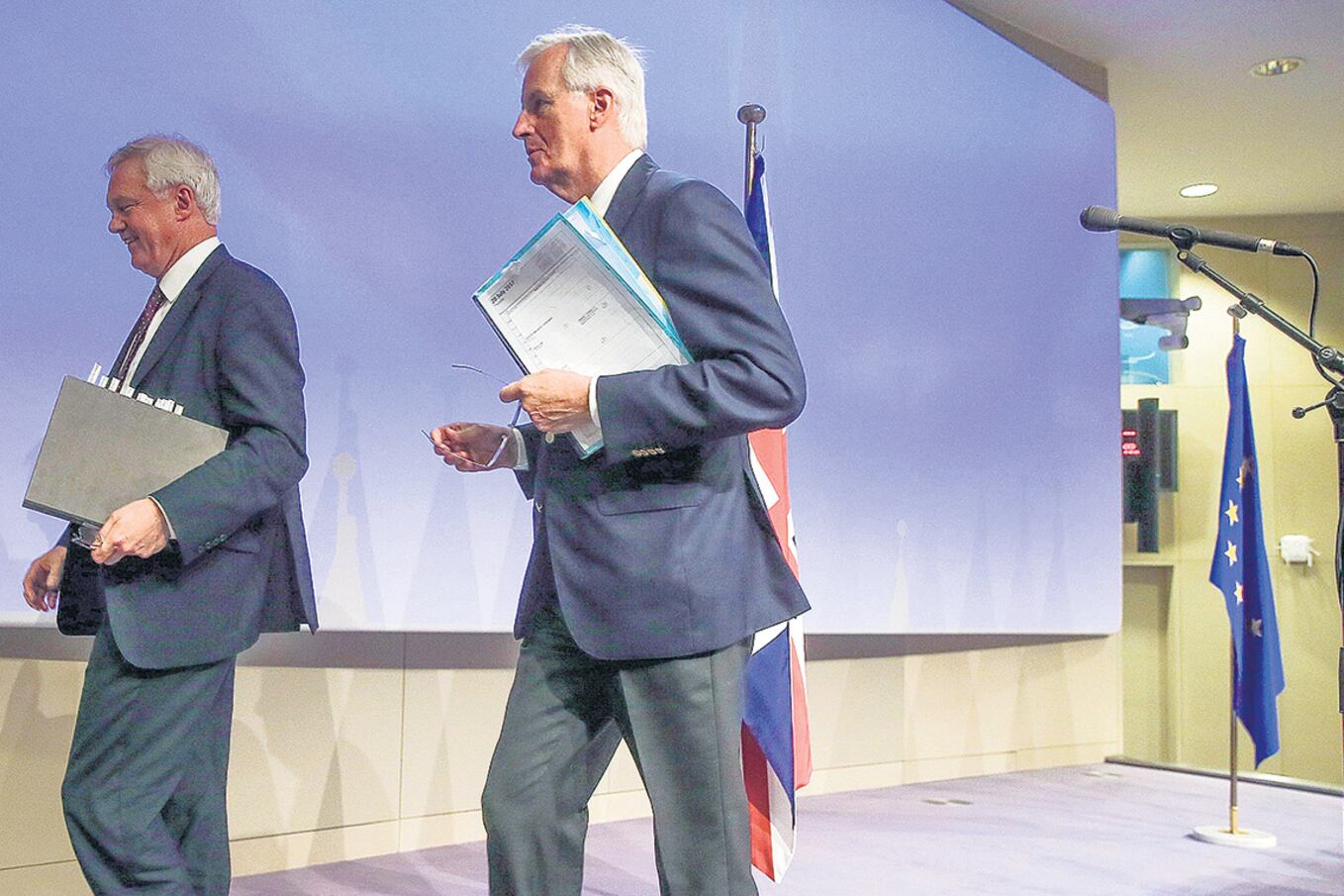 El encuentro entre el ministro para el Brexit, David Davis, y el negociador comunitario, Michel Barnier.