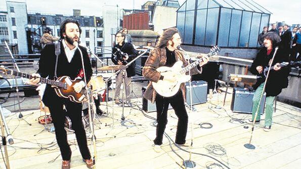 The Beatles en la terraza de Apple, donde tocaron hasta que los paró la policía londinense.