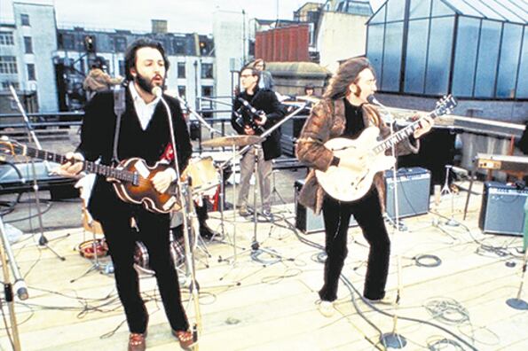 The Beatles en la terraza de Apple, donde tocaron hasta que los paró la policía londinense.