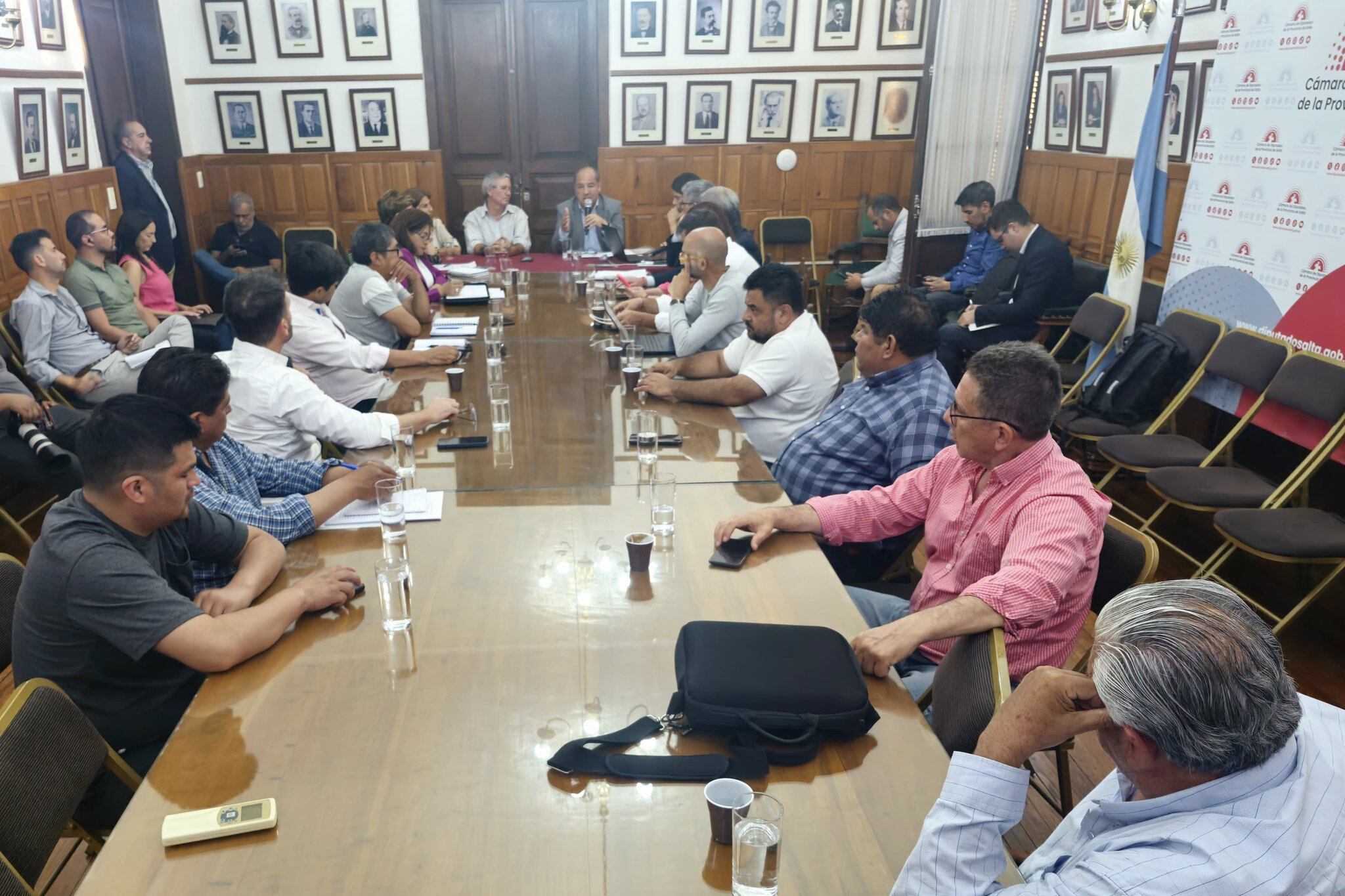 El ministro Villada (cabecera) cuando presentó la iniciativa en Diputados