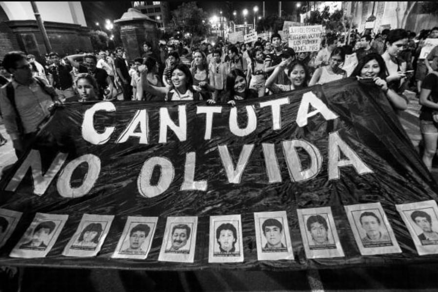 Manifestación de jóvenes exigiendo justicia por los estudiantes de Cantuta, 2016.