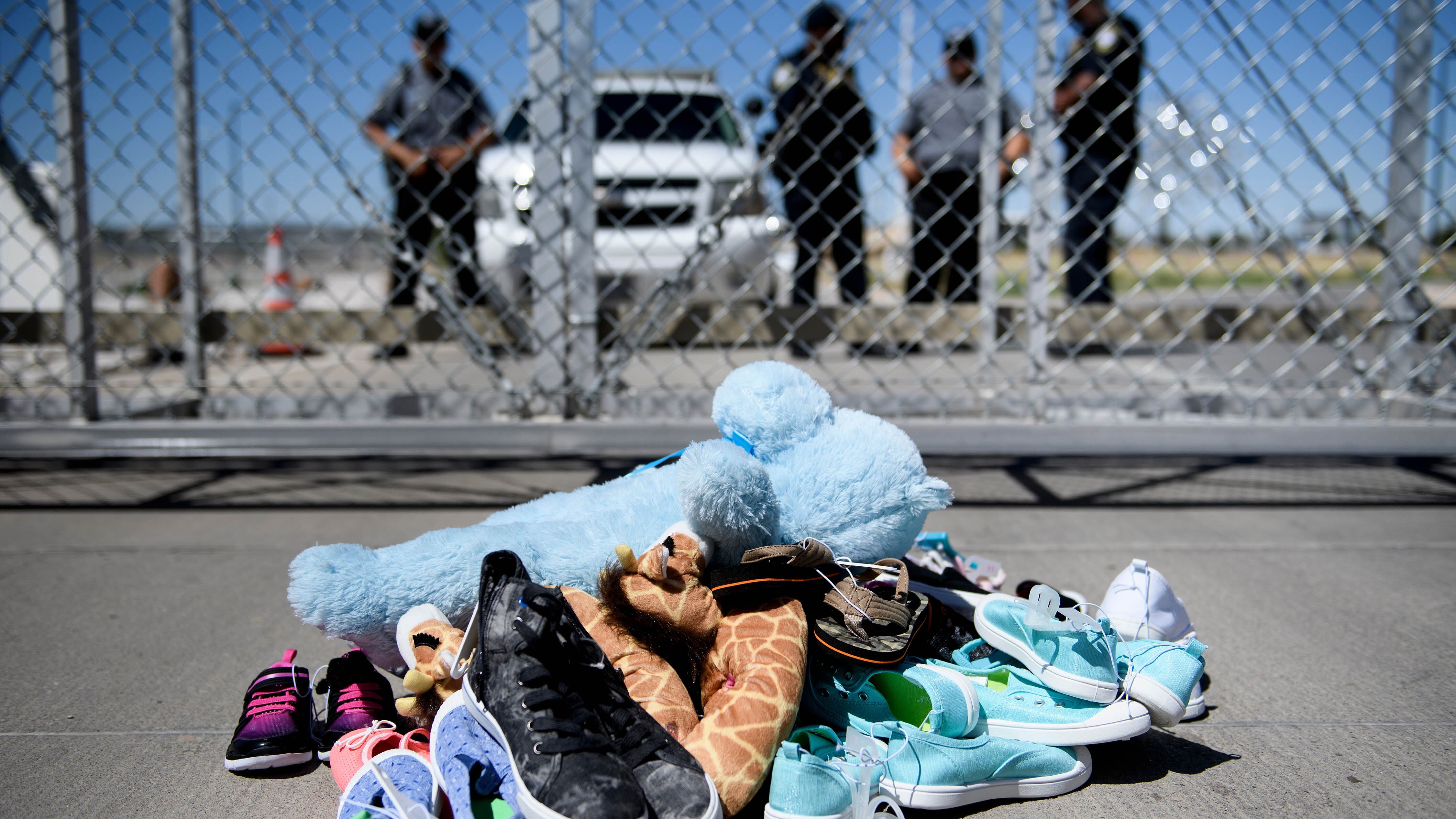 Peluches y zapatitos a modo de protesta en el paso fronterizo de Torniullo, Texas.
