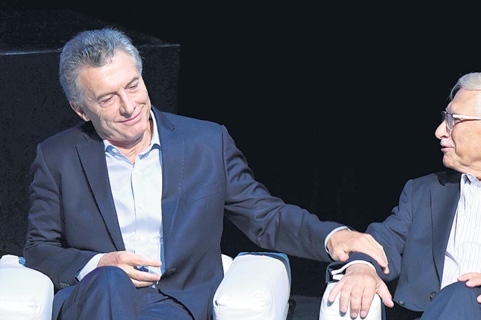 El presidente Mauricio Macri junto al titular del Indec, Jorge Todesca.