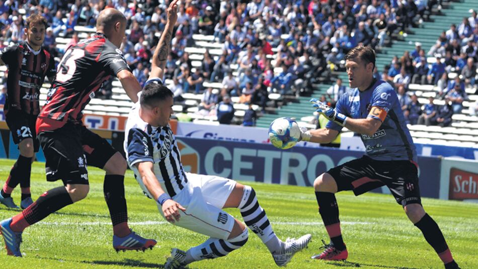 El arquero Bértoli se queda con la pelota.