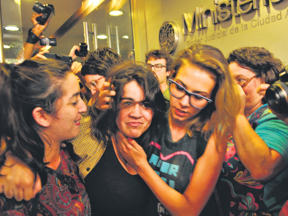 Florencia Minici (centro), de Ni Una Menos, una de las militantes detenidas, en el momento de la liberación.
