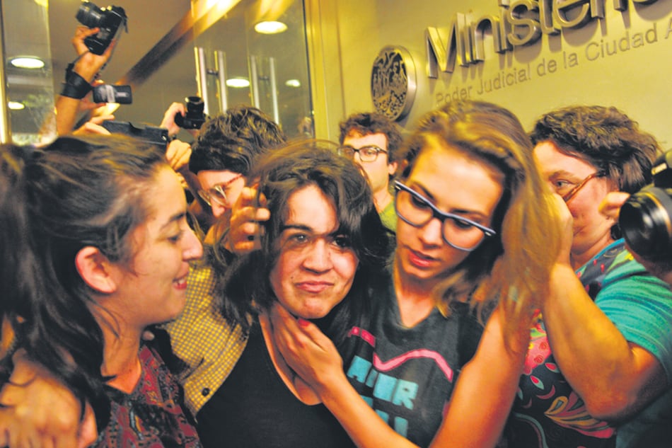 Florencia Minici (centro), de Ni Una Menos, una de las militantes detenidas, en el momento de la liberación.