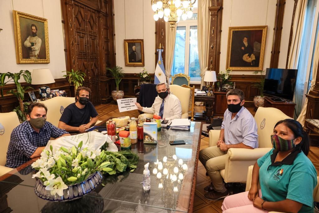 "No hay forma de bajar los precios sin descalzar al dolar de la producción de alimentos y eso significa salir del modelo, el de los agrotóxicos y de la concentración de la tierra en pocas manos" le dijo al Presidente Nahuel Levaggi, dirigente de la UTT.