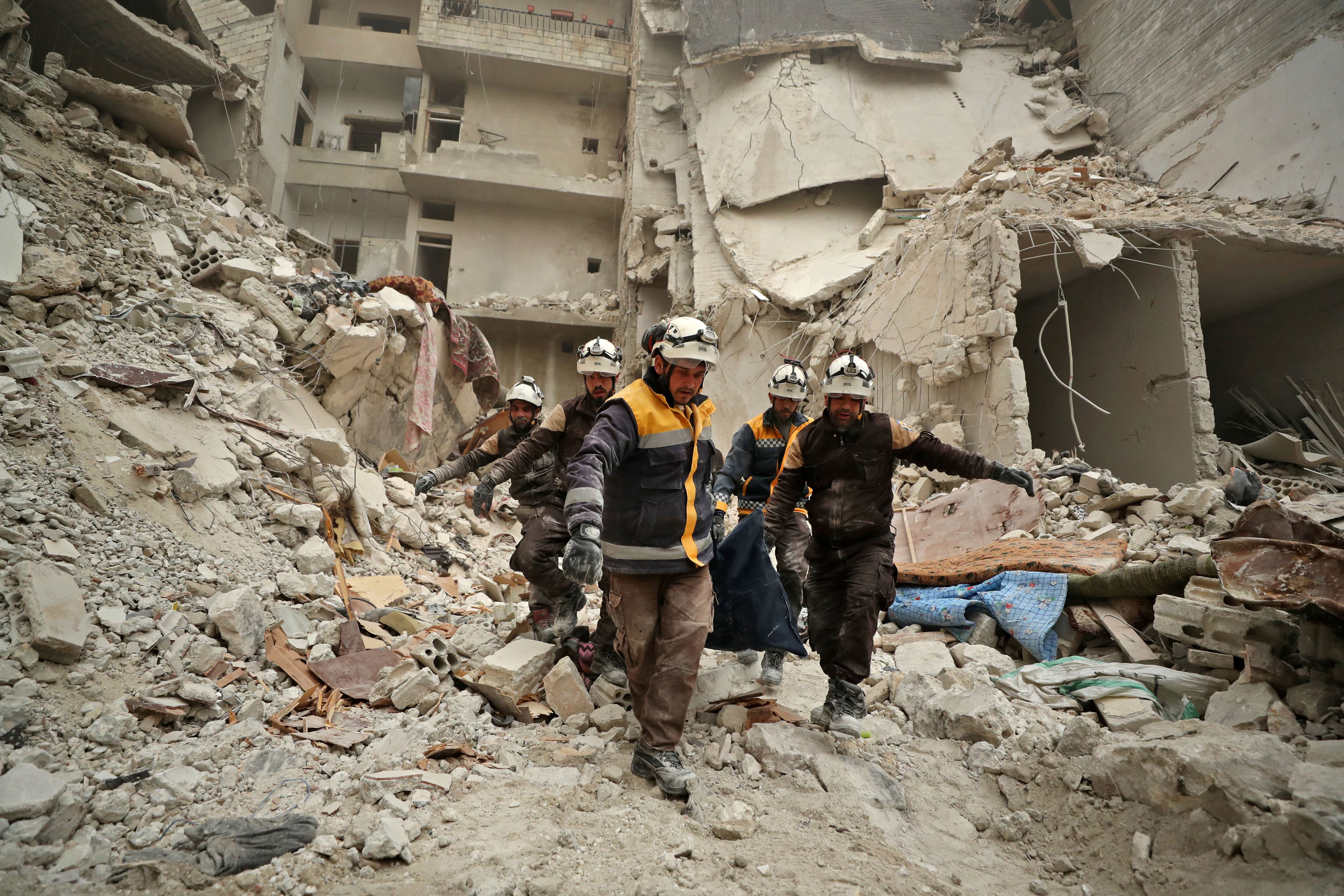 Rescatistas remueven un cuerpo de un edificio bombardeado en el pueblo de Ariha, provincia de Idlib.