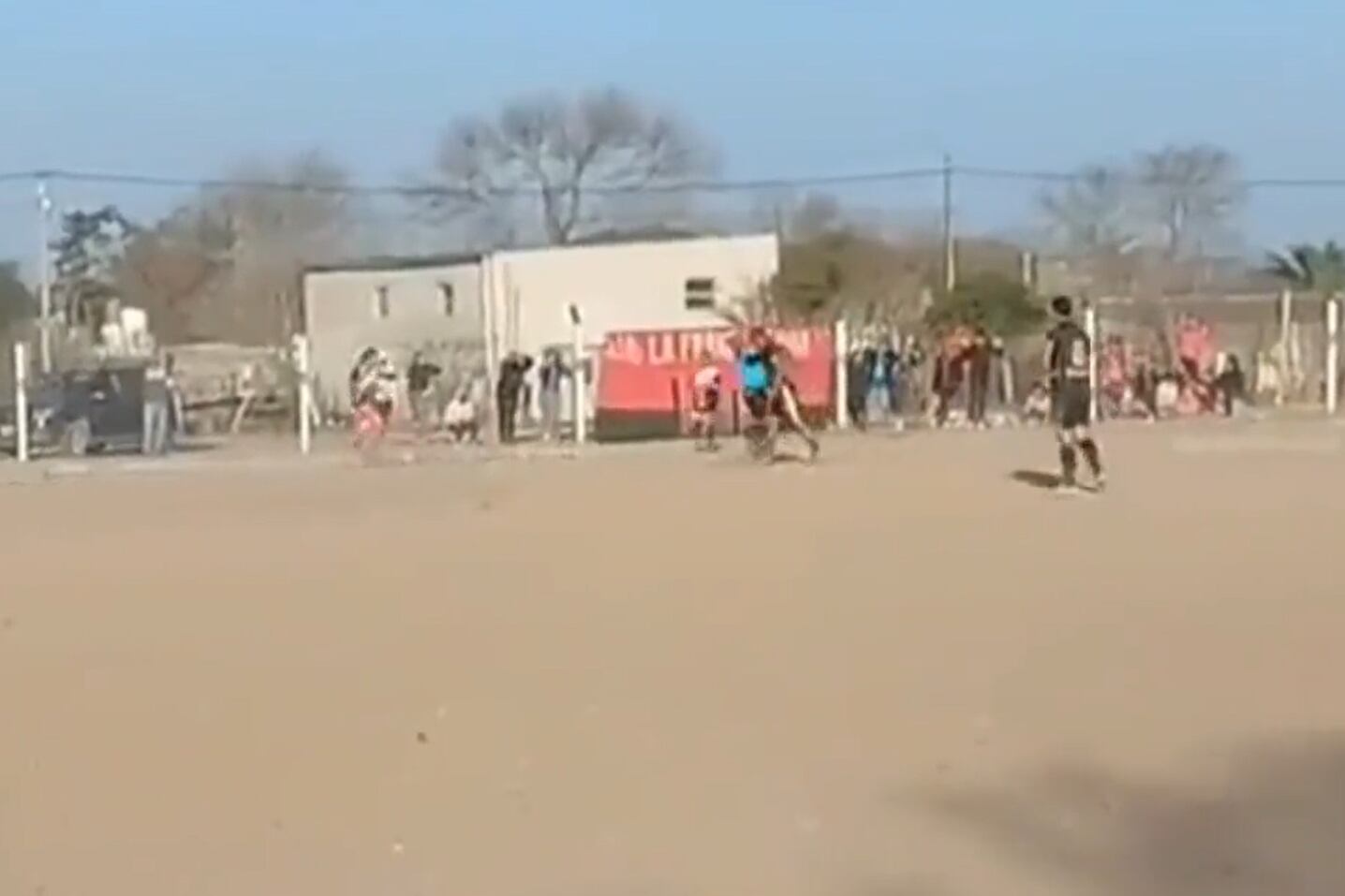 Un árbitro recibió un violento cabezazo de un jugador de fútbol amateur en Córdoba. (Foto: captura de video).