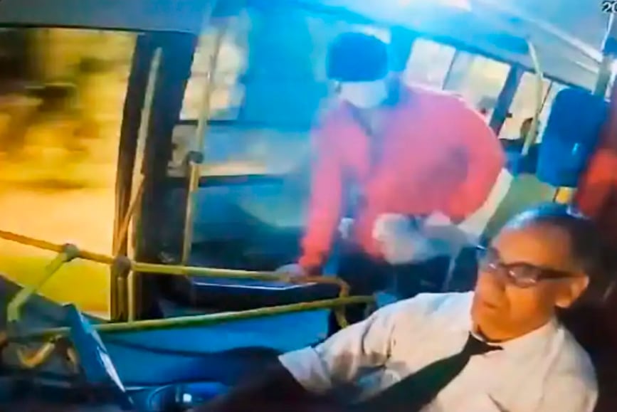 Sebastián Figueroa a punto de ser apuñalado por Jesús Ojeda. 