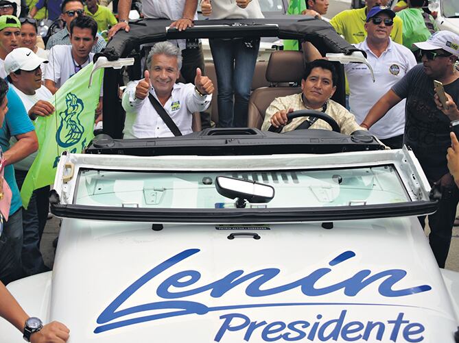 Lenín Moreno saluda a simpatizantes en Guayaquil durante la campaña presidencial. Habrá segunda vuelta.