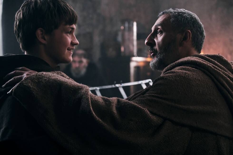 John Turturro encarna al detectivesco monje franciscano Guillermo de Baskerville.