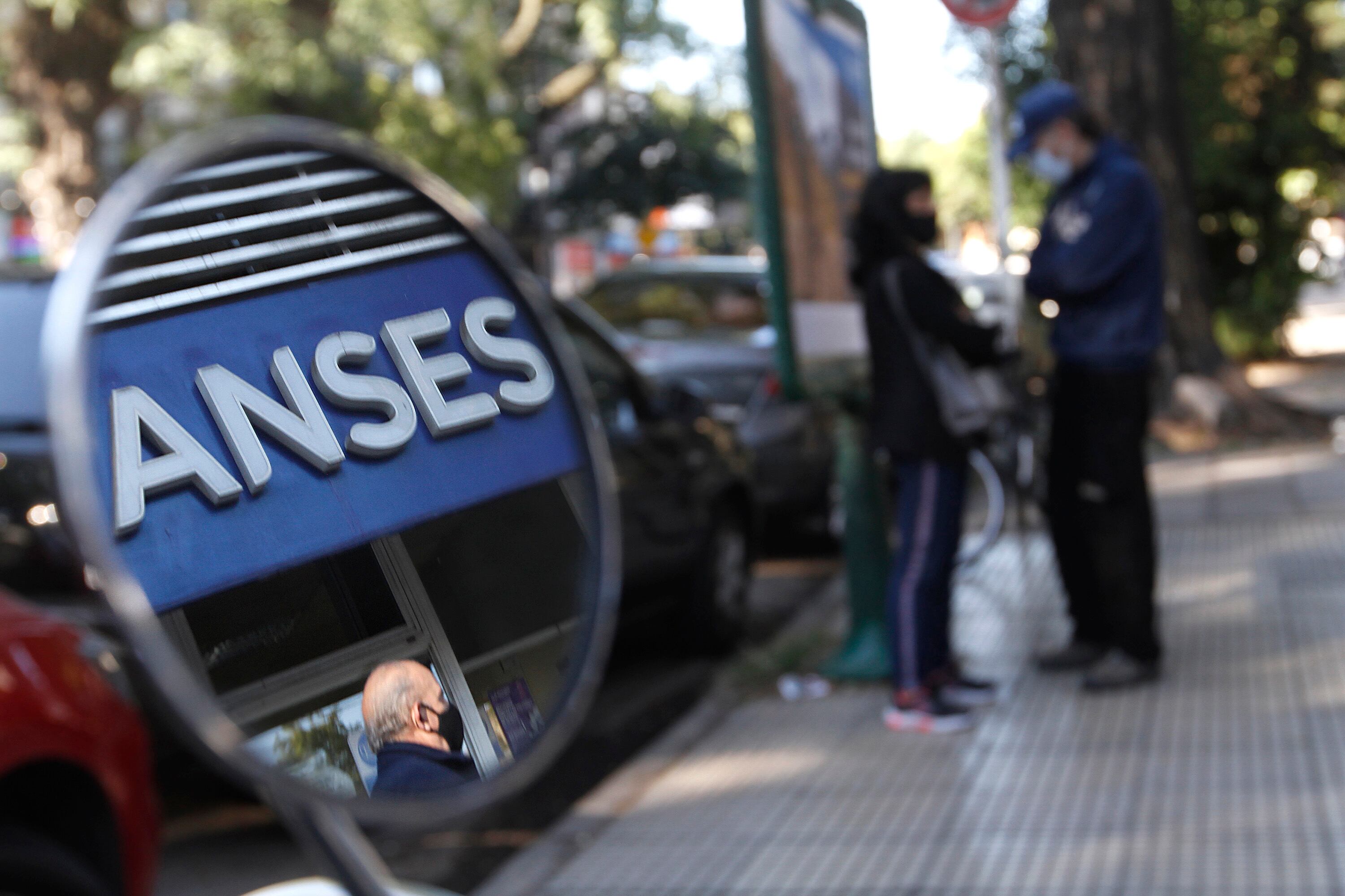 Para aquellos que no puedan completar el formulario para mantener los subsidios de luz y gas, ANSES habilitó la posibilidad de obtener un turno para realizar el trámite presencialmente.