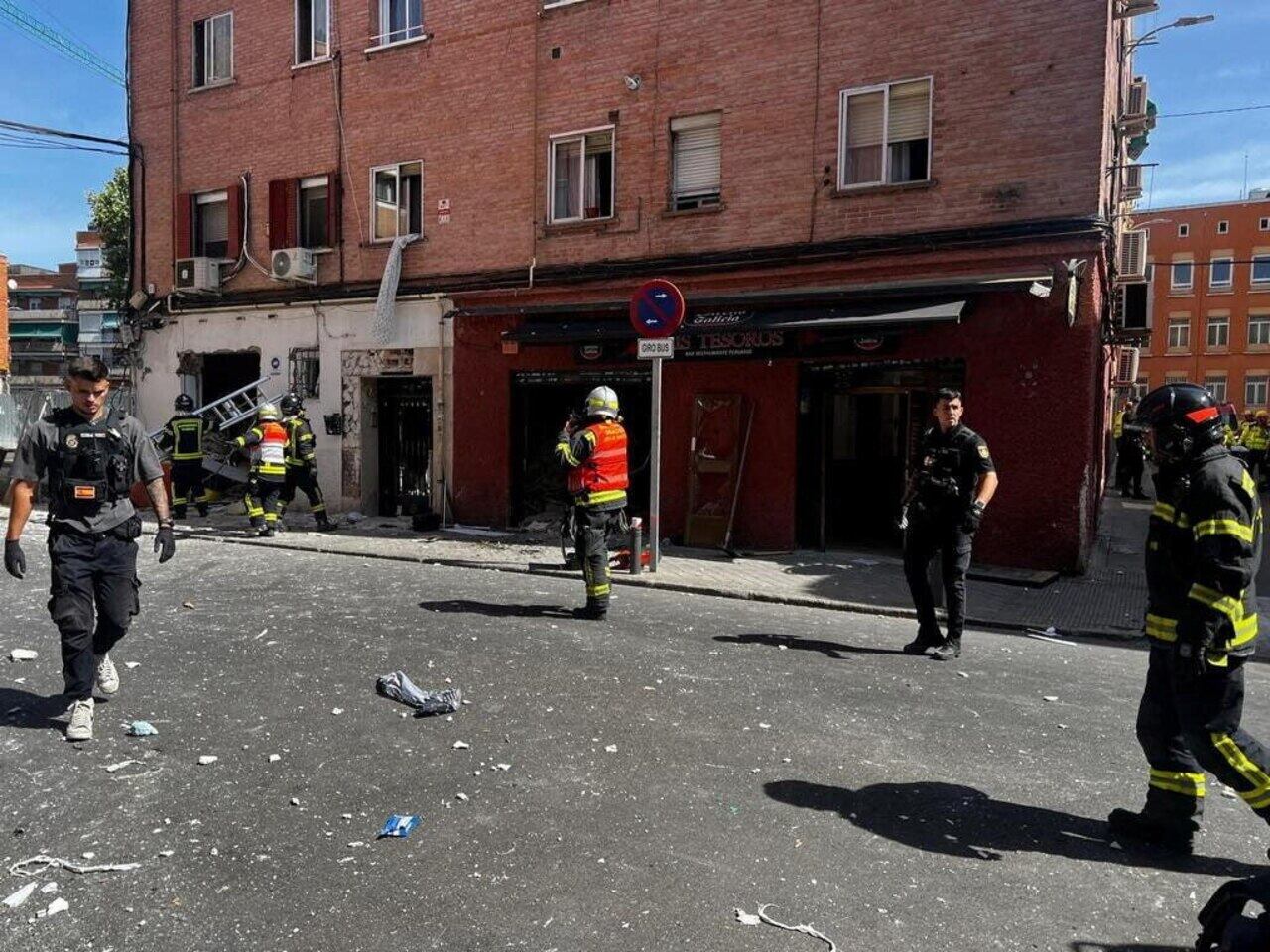 Los bomberos en la puerta del bar.