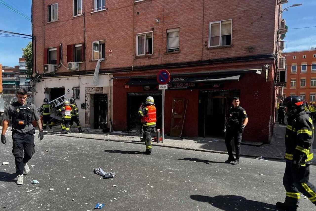 Los bomberos en la puerta del bar.