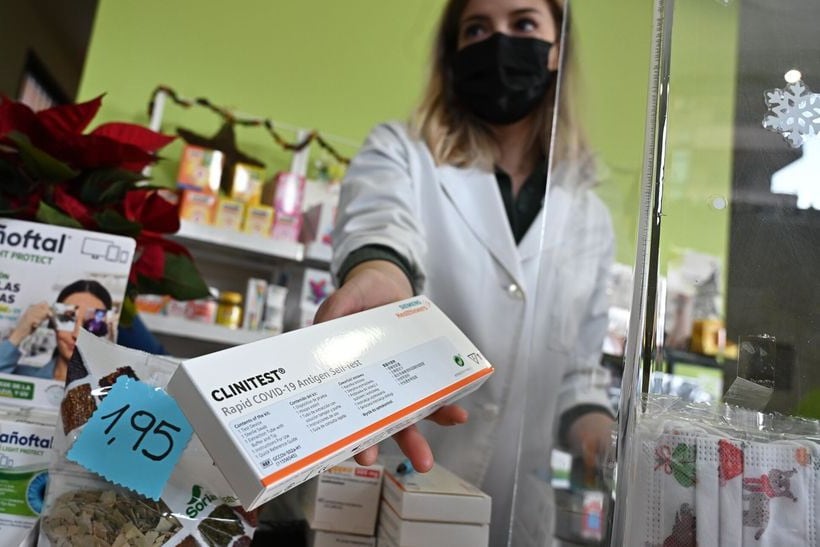 Una famacéutica muestra la presentación de los autotest en España.