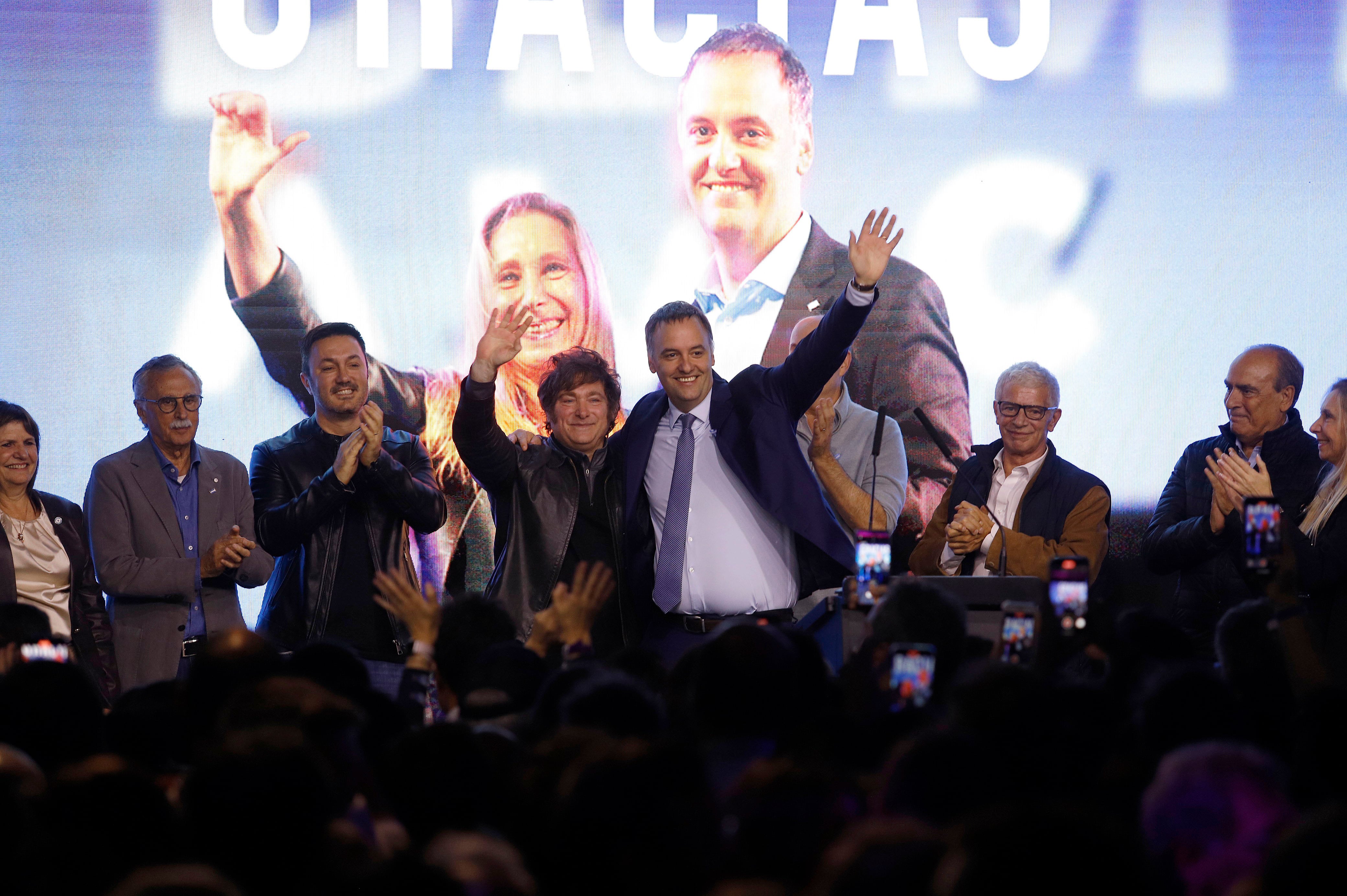 Javier Milei celebra junto a Manuel Adorni el resultado de las elecciones porteñas.