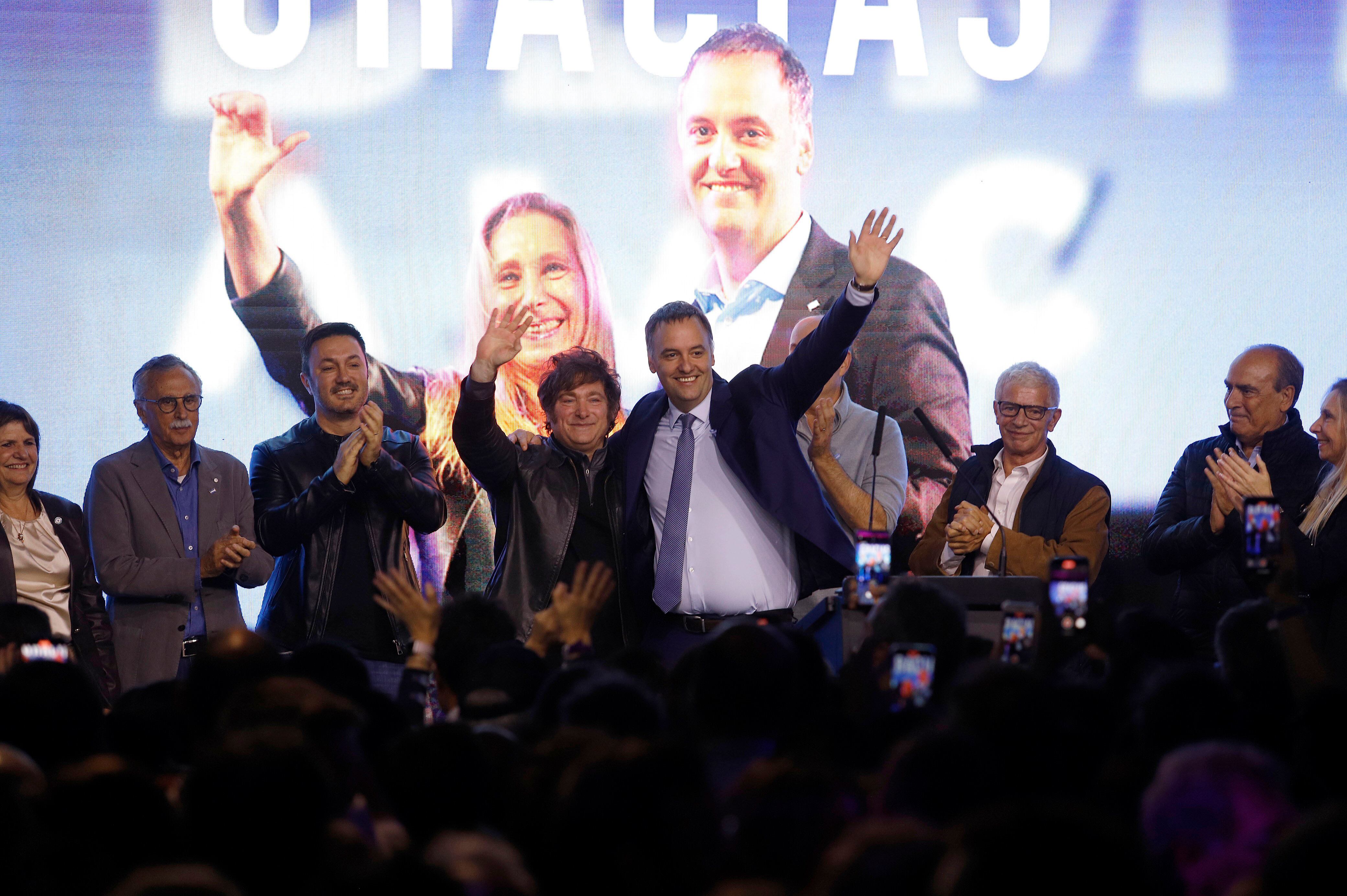 Javier Milei celebra junto a Manuel Adorni el resultado de las elecciones porteñas.