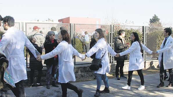 El abrazo al Hospital El Cruce de Florencio Varela, reacción comunitaria a un corte de presupuesto del 42 por ciento.