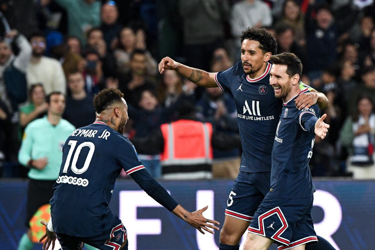 Messi celebra con Neymar y Marquinhos