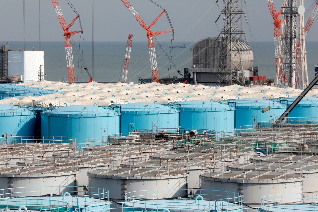 Hay almacenados alrededor de un millón de métros cúbicos de agua en unas mil cisternas en el sitio de la central de Fukushima Daiichi.