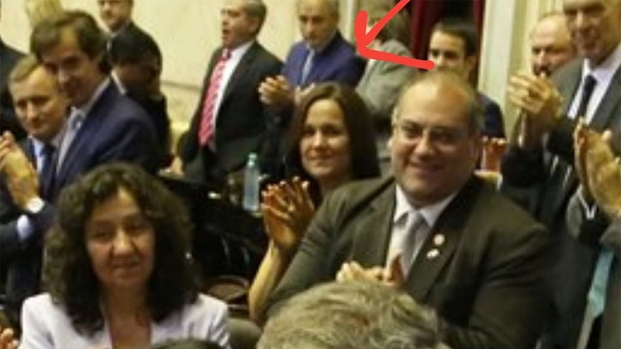 Martínez ocupó su banca en la preparatoria de Diputados. Los salientes fueron a las gradas.