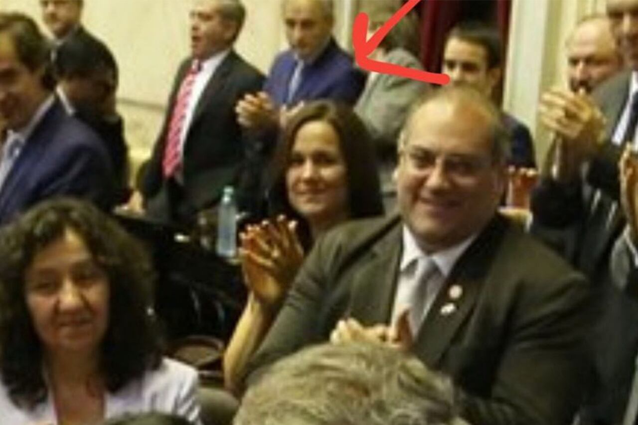 Martínez ocupó su banca en la preparatoria de Diputados. Los salientes fueron a las gradas.