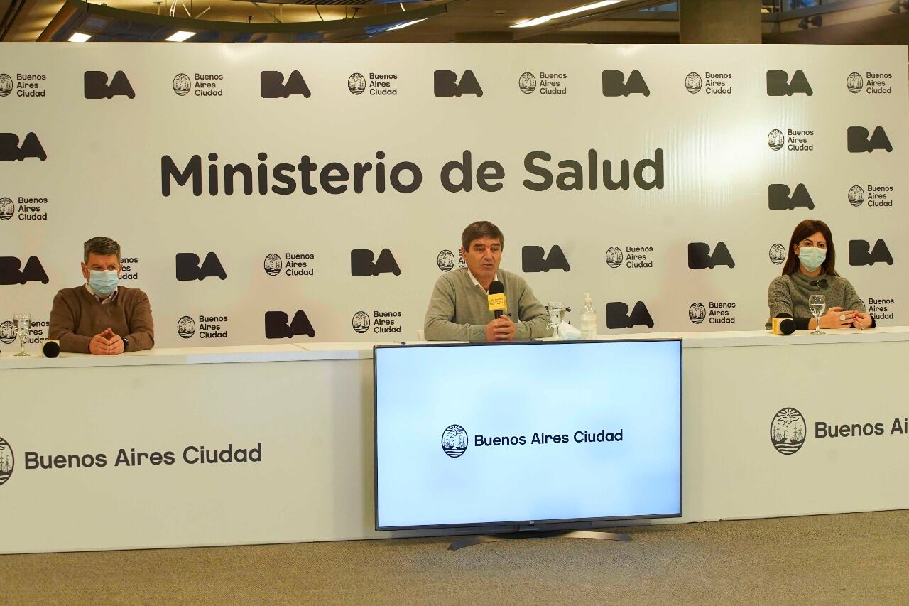 "Hasta el día de hoy, la información es alentadora", dijo Quirós sobre el ensayo para combinar distintas vacunas.
