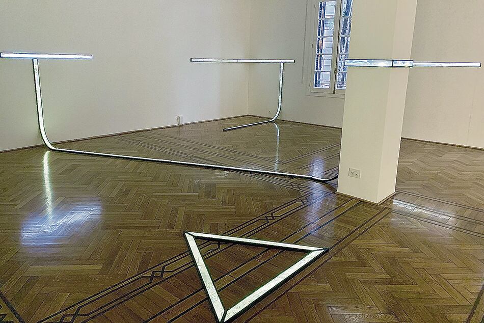 Vista parcial de la exposición de Pastorino en Del Infinito. Abajo: Otra vista de la muestra de Pastorino.