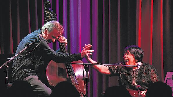 Passos actuó acompañada por el fascinante contrabajista Paulo Paulelli.