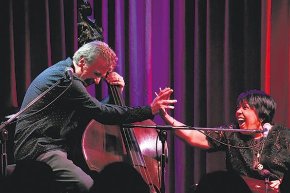 Passos actuó acompañada por el fascinante contrabajista Paulo Paulelli.