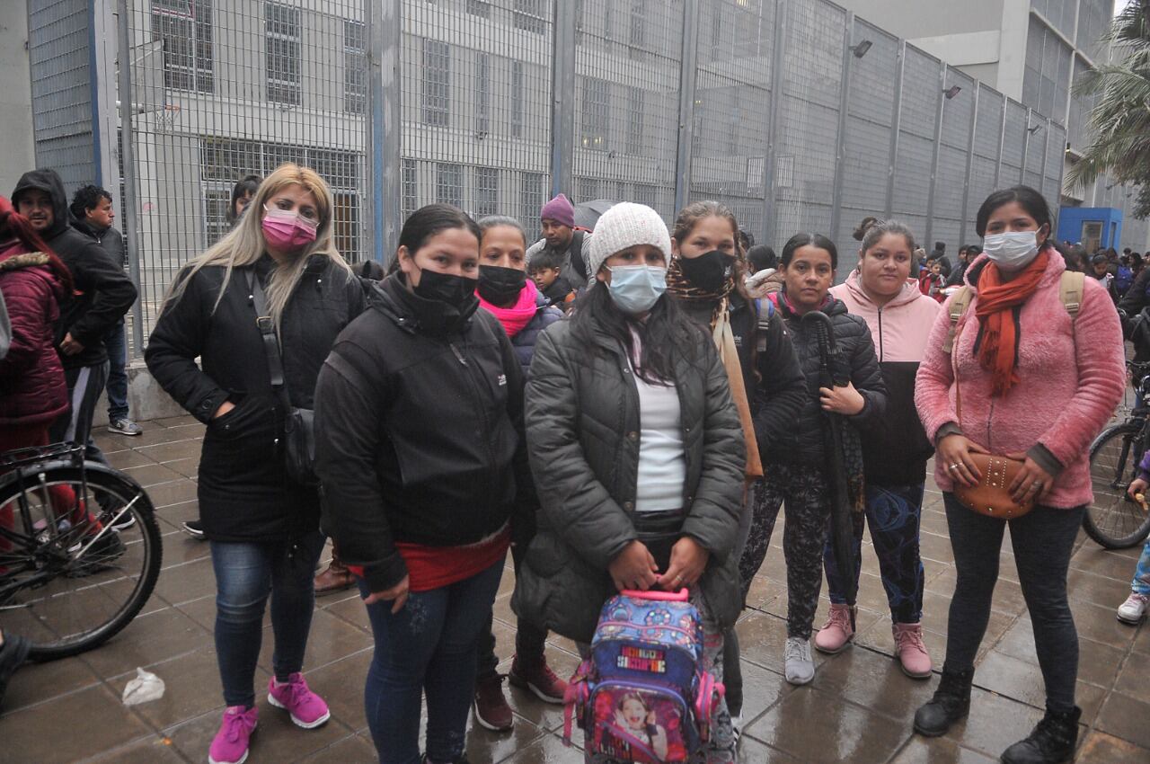 Madres y docentes reclaman contra la violencia de la directora en la Banderita