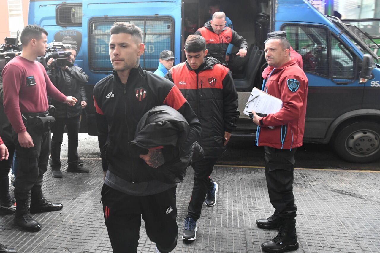 Los jugadores de Patronato detenidos por la policía de la Ciudad.