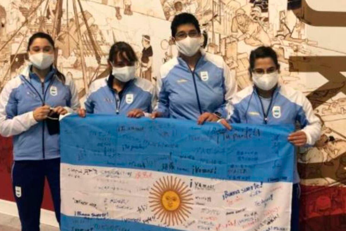 Pareto (derecha) junto a su equipo