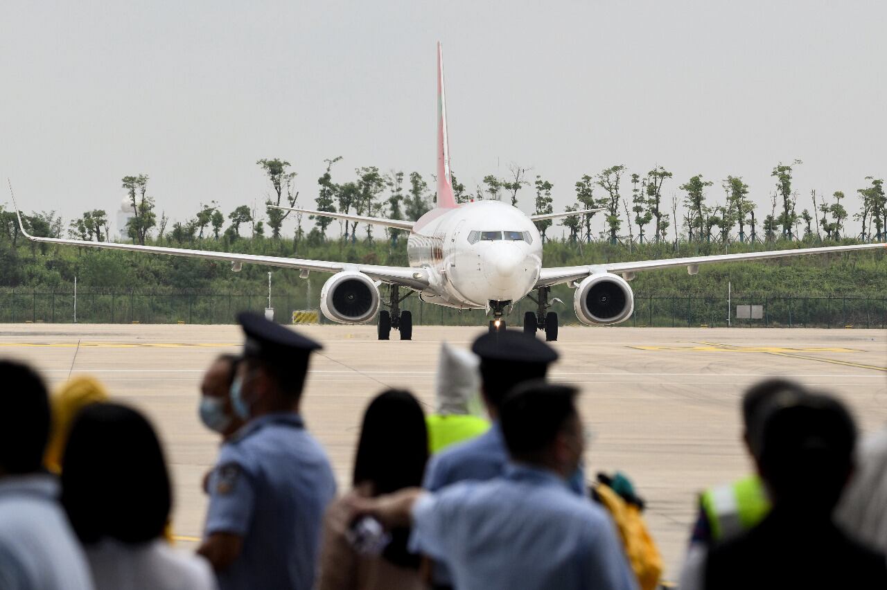 Momento en el que el avión de Corea del Sur arribó al aeropuerto de Wuhan. 
