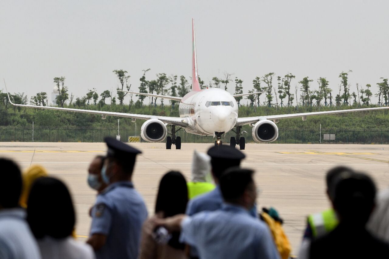 Momento en el que el avión de Corea del Sur arribó al aeropuerto de Wuhan.