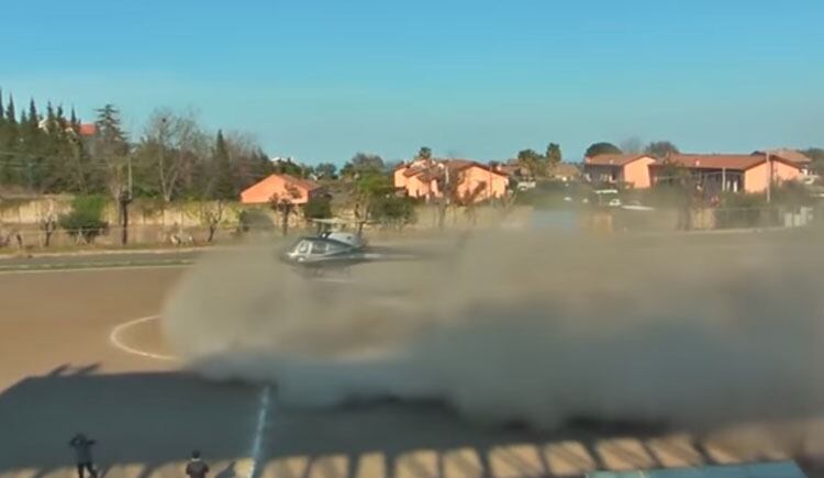 El momento en que el helicóptero llegó a la cancha para el "secuestro".