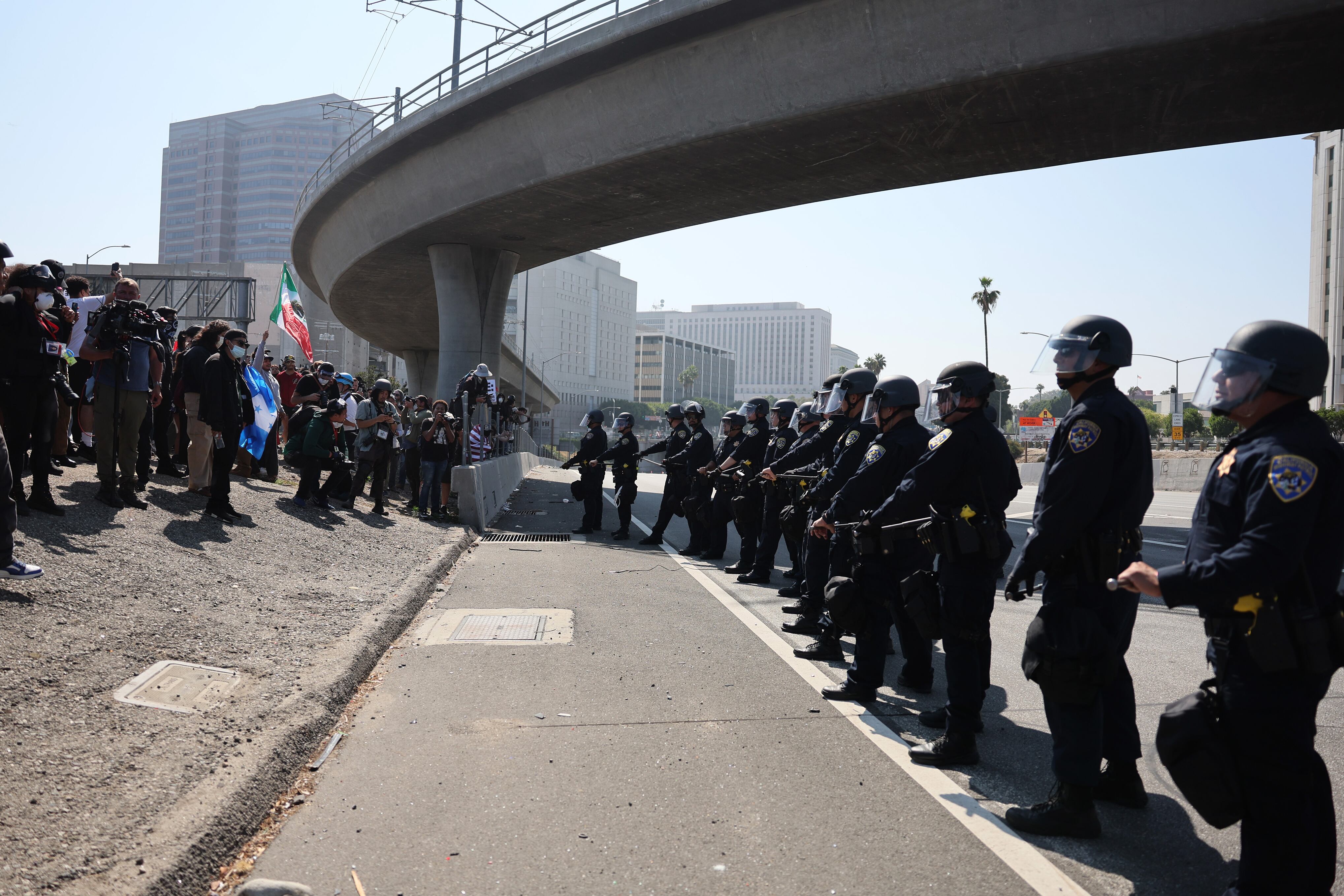 Policías enfrentan a manifestantes en Los Angeles.
