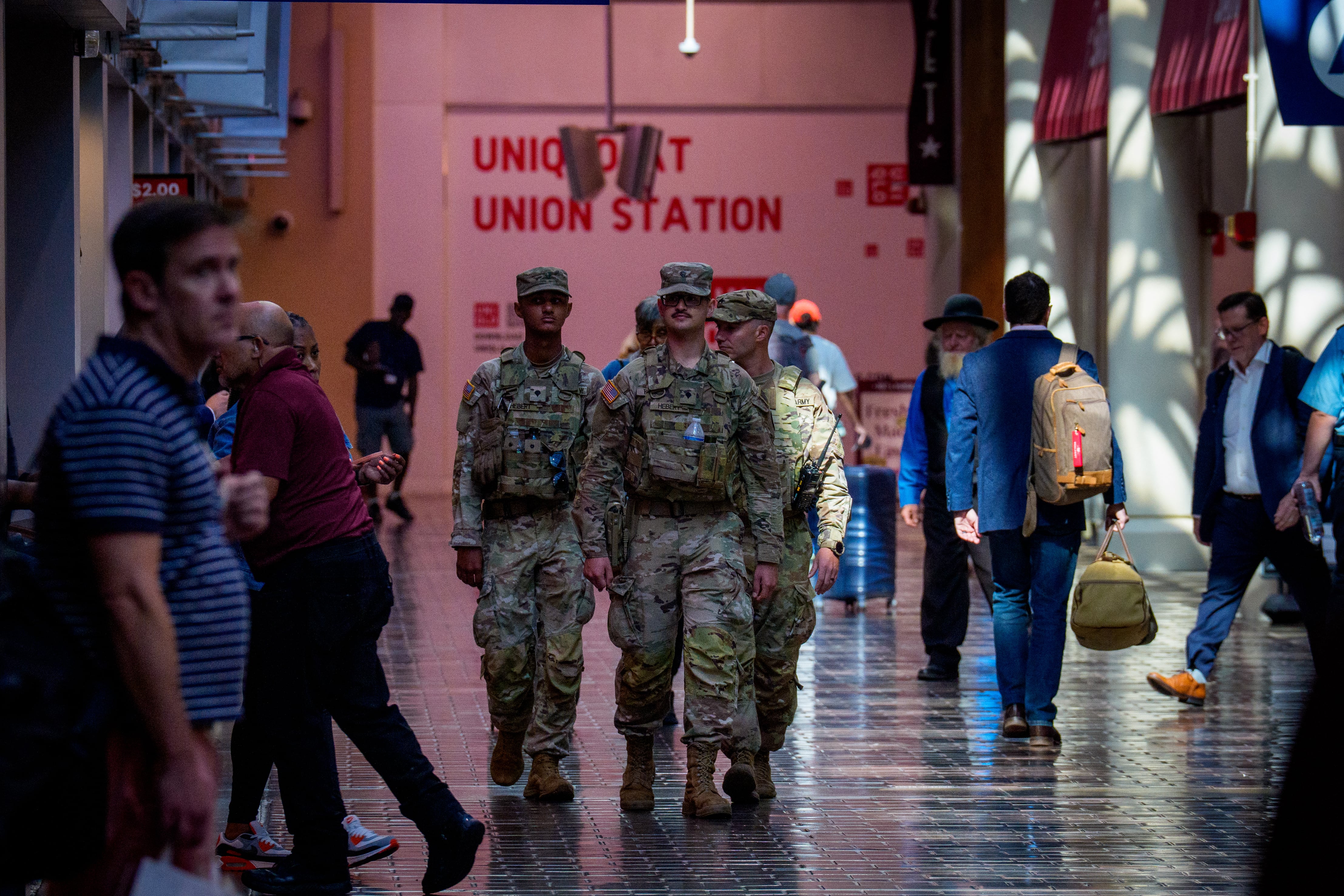 Miembros de la Guardia Nacional patrullan la Estación Central de Washington. 